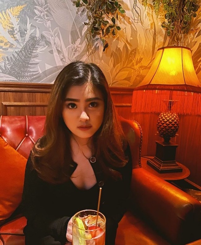 Tak hanya menjadi seorang pebisnis, Valencia juga bekerja di perusahaan ayahnya sebagai direktur bisnis digital PT Media Nusantara Citra Tbk. Tak hanya itu saja, Valencia juga menjabat sebagai managing director di Global TV dan RCTI Plus. Foto: Instagram/valenciatanoe