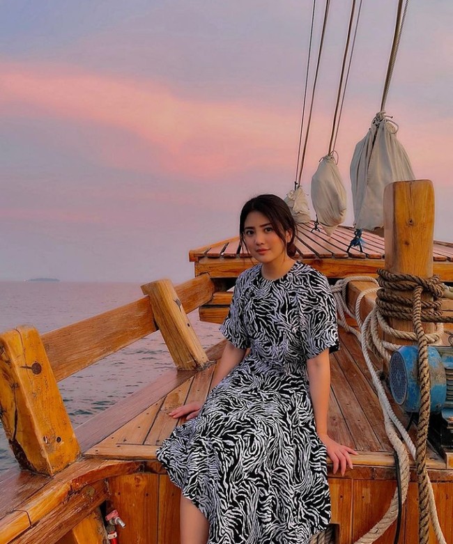 Latar belakang pendidikan Valencia pun tak kalah mengesankan. Valencia merupakan lulusan University of Sydney tahun 2012. Valencia lulus dengan gelar Bachelor of Arts di bidang Film Studies and English Literature. Foto: Instagram/valenciatanoe