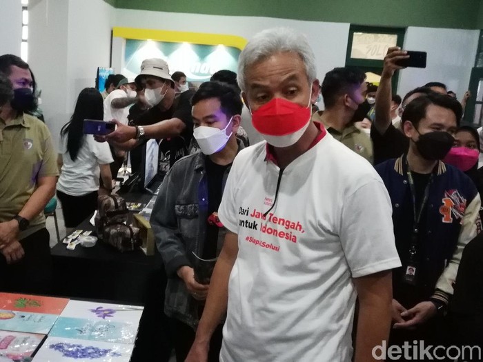 Ganjar Pranowo meninjau produk UMKM di Hetero Fest, Solo.