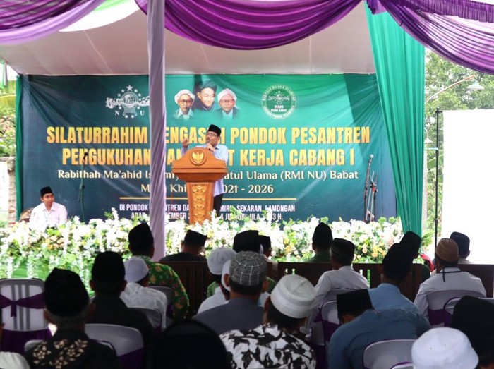 Ketua DPD Gerindra Jawa Timur Anwar Sadad hadir dalam acara silaturahmi dengan ratusan kiai di Pondok Pesantren Darul Fiqhi, Desa Miru, Kecamatan Sekaran, Kabupaten Lamongan pada Minggu (19/12/2021). Di depan ratusan kiai, Sadad menyebut Politikus yang berasal dari NU harus memperjuangkan nilai Mabadi Khaira Ummah.