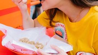 Gisel dan Wijin juga terlibat bisnis kuliner bersama. Mereka memiliki brand nasi goreng hits bernama Rakoes Nasi Goreng. Foto: Instagram @gisel_la @jaysforeal
