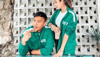 Keduanya juga pernah berpose bersama mengenakan kostum Squid Game. Gisel tampak menikmati es kopi susu, sedangkan Wijin menyantap croffle. Foto: Instagram @gisel_la @jaysforeal