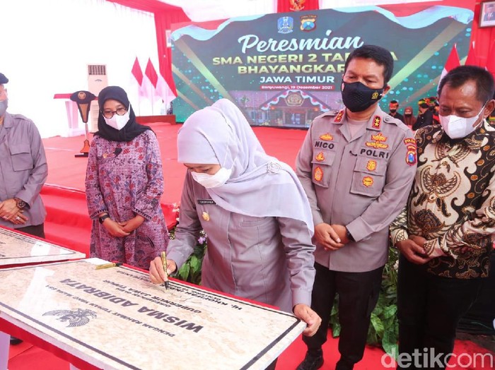 SMAN 2 Taruna Bhayangkara diresmikan oleh Gubernur Jatim Khofifah Indar Parawansa bersama Kapolda Jatim Irjen Nico Afinta, didampingi Bupati Banyuwangi Ipuk Fiestiandani, serta pejabat terkait dari Pemprov Jatim dan Polda Jatim, Minggu (19/12/2021).