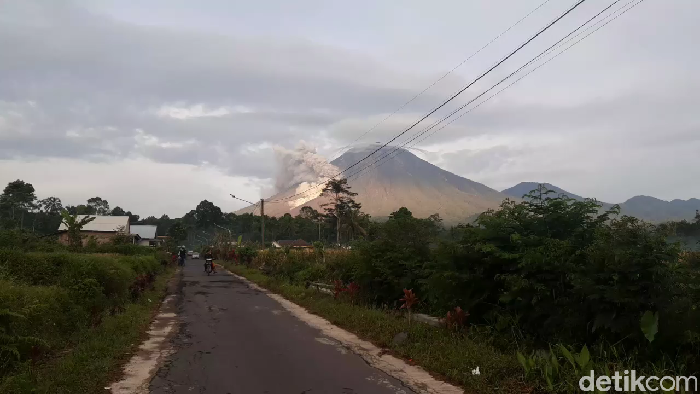 Gunung Semeru kembali mengeluarkan awan panas guguran atau APG. Guguran awan panas ini terjadi pada pukul 05.31 WIB.