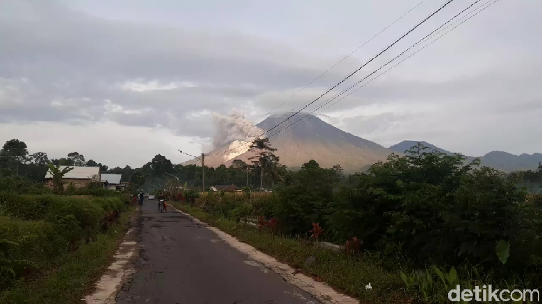 Gunung Semeru Erupsi Gunung Semeru kembali mengeluarkan awan panas guguran atau APG. Guguran awan panas ini terjadi pada pukul 05.31 WIB.