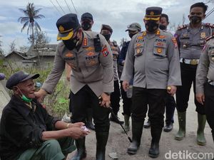 Saat Polisi Sidoarjo Serahkan Langsung Bantuan ke Korban Erupsi Semeru