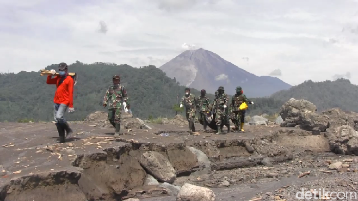 Satgas Tanggap Darurat Bencana Gunung Semeru kembali menemukan korban tewas akibat erupsi. Jenazah korban ditemukan di aliran Sungai Leprak, Dusun Kebondeli Selatan, Desa Sumberwuluh, Kecamatan Candipuro.