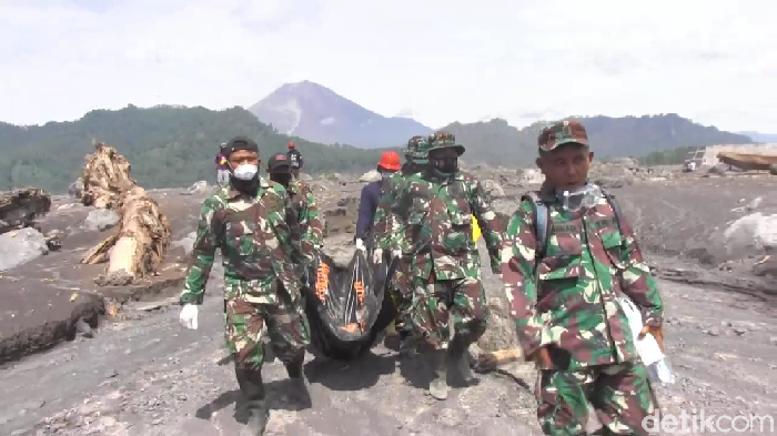 Satgas Tanggap Darurat Bencana Gunung Semeru kembali menemukan korban tewas akibat erupsi. Jenazah korban ditemukan di aliran Sungai Leprak, Dusun Kebondeli Selatan, Desa Sumberwuluh, Kecamatan Candipuro.