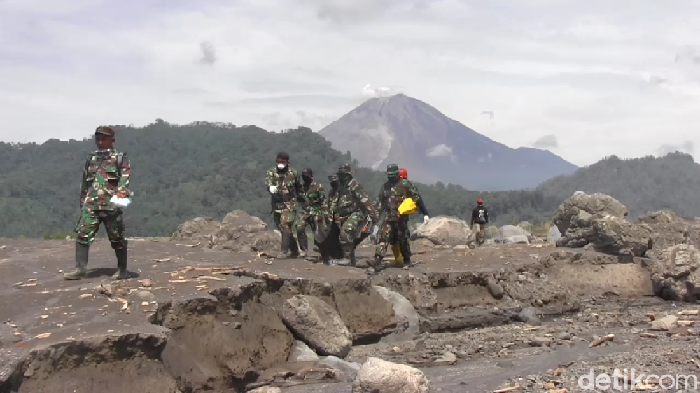 Satgas Tanggap Darurat Bencana Gunung Semeru kembali menemukan korban tewas akibat erupsi. Jenazah korban ditemukan di aliran Sungai Leprak, Dusun Kebondeli Selatan, Desa Sumberwuluh, Kecamatan Candipuro.