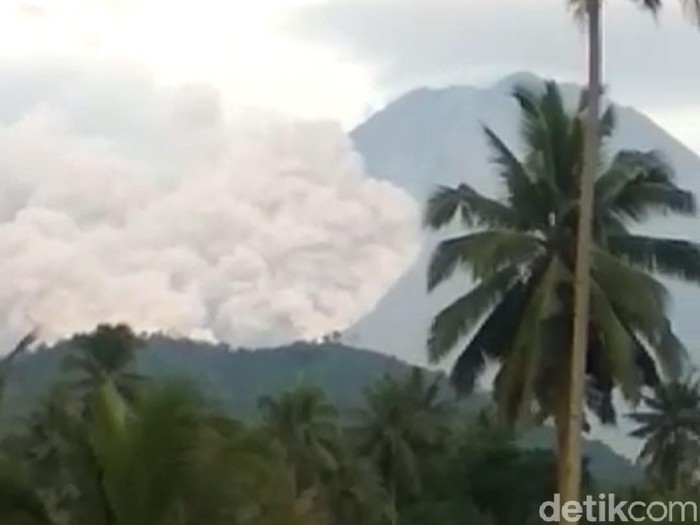 Gunung semeru kembali erupsi, terjadi guguran lahar besar