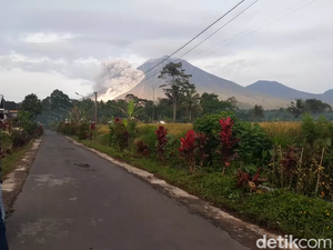 Semeru Keluarkan Awan Panas Sejauh 3 Km