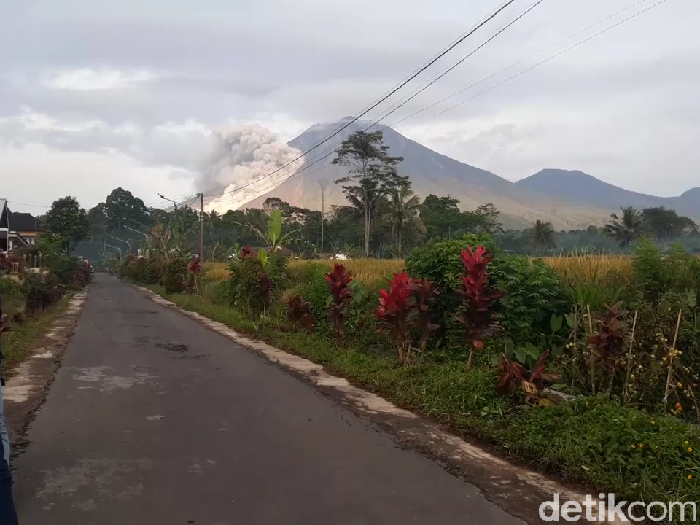 Gunung Semeru kembali mengeluarkan awan panas guguran atau APG. Guguran awan panas ini terjadi pada pukul 05.31 WIB.