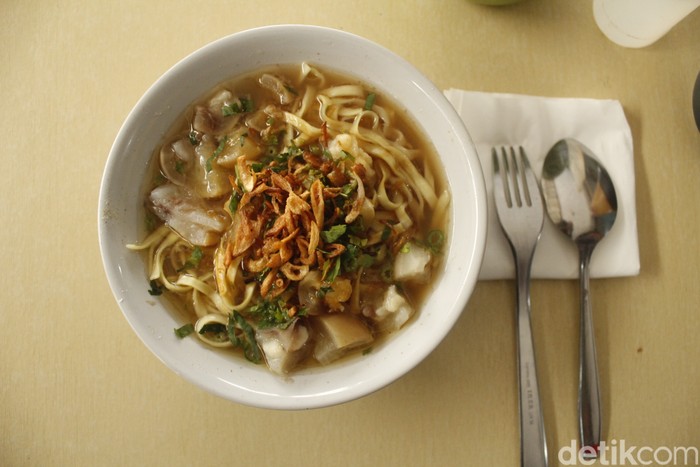 Gurih Mantap! Mie Kocok Cepay Legendaris dari Bandung yang Dimasak Pakai Api Arang Gurih Mantap! Mie Kocok Cepay Legendaris dari Bandung yang Dimasak Pakai Api Arang