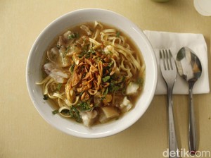 Gurih Mantap! Mie Kocok Cepay Legendaris dari Bandung yang Dimasak Pakai Api Arang