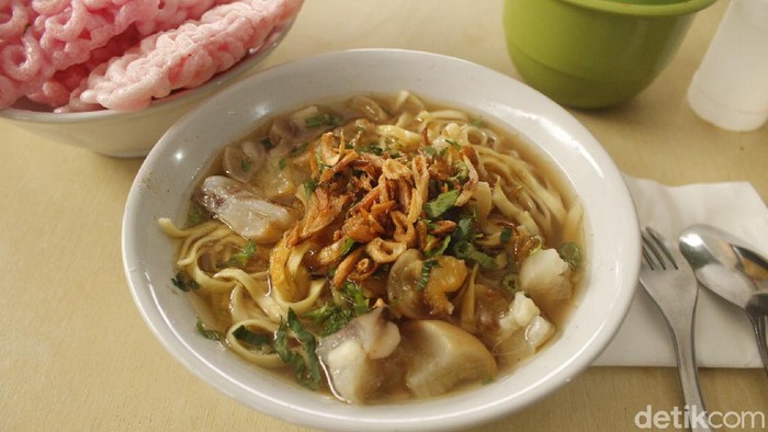 Gurih Mantap! Mie Kocok Cepay Legendaris dari Bandung yang Dimasak Pakai Api Arang