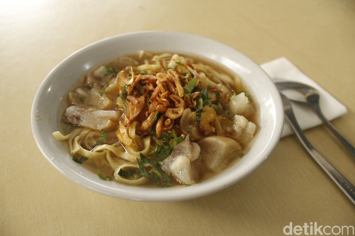 Gurih Mantap! Mie Kocok Cepay Legendaris dari Bandung yang Dimasak Pakai Api Arang