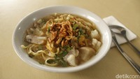 Berasal dari Bandung, mie kocok adalah sup aromatik yang menggabungkan irisan daging sapi, jeroan sapi, atau bakso dengan mie kuning pipih dan pelengkap lainnya seperti kerupuk, tauge, irisan daun bawang, dan bawang merah goreng. detikFood/Yudha Maulana