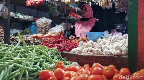 Erupsi Gunung Semeru berdampak langsung pada stok cabai di pasar tradisional Kota Pasuruan. Stok cabai secara otomatis berpengaruh pada naik-turunnya harga.