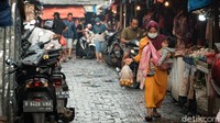 Sementara itu, penerapan protokol kesehatan (prokes) di pasar tampak masih kendor, seperti terlihat di Pasar Ciputat, Tangerang Selatan, Banten, Minggu (19/12/2021) pagi.