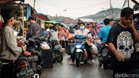 Tak sedikit warga yang terlihat berkerumun dan tak mengenakan masker di pasar.