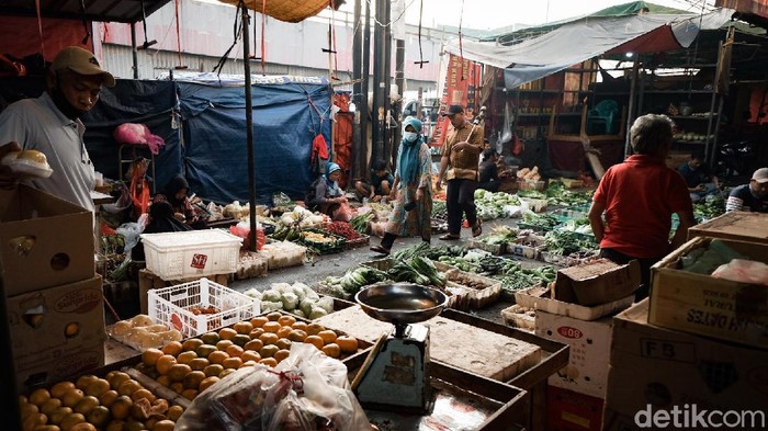 Intip Penerapan Prokes di Pasar Tradisional Saat Omicron Masuk RI Presiden Joko Widodo mengajak semua pihak mencegah penyebaran kasus COVID-19 varian Omicron. Nah, bagaimana penerapan prokes di pasar tradisional saat ini?