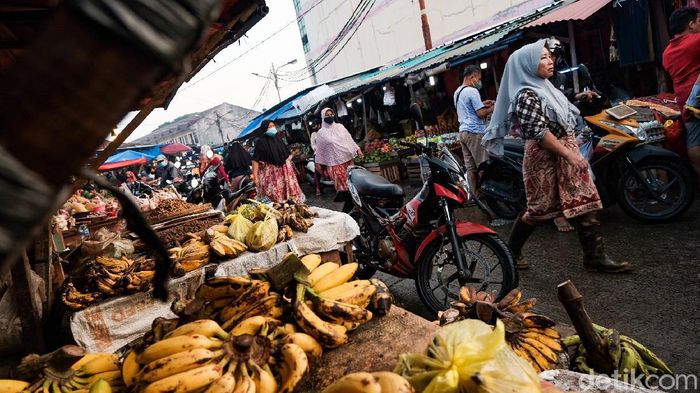 Presiden Joko Widodo mengajak semua pihak mencegah penyebaran kasus COVID-19 varian Omicron. Nah, bagaimana penerapan prokes di pasar tradisional saat ini?