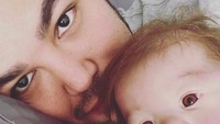 Bukan anak betulan yang dikenalkan Ivan Gunawan, namun itu adalah bayi boneka yang dibuat selama 6 bulan di Rusia.  Foto: Instagram