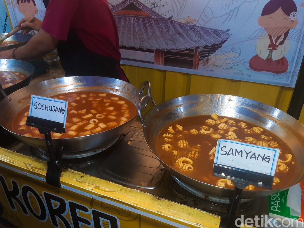 Jajanan Pilihan DetikFood di Stasiun Pondok Cina. Ada Serabi Solo, Street Food Korea, dan Lumpia Basah Rp 10 Ribuan.