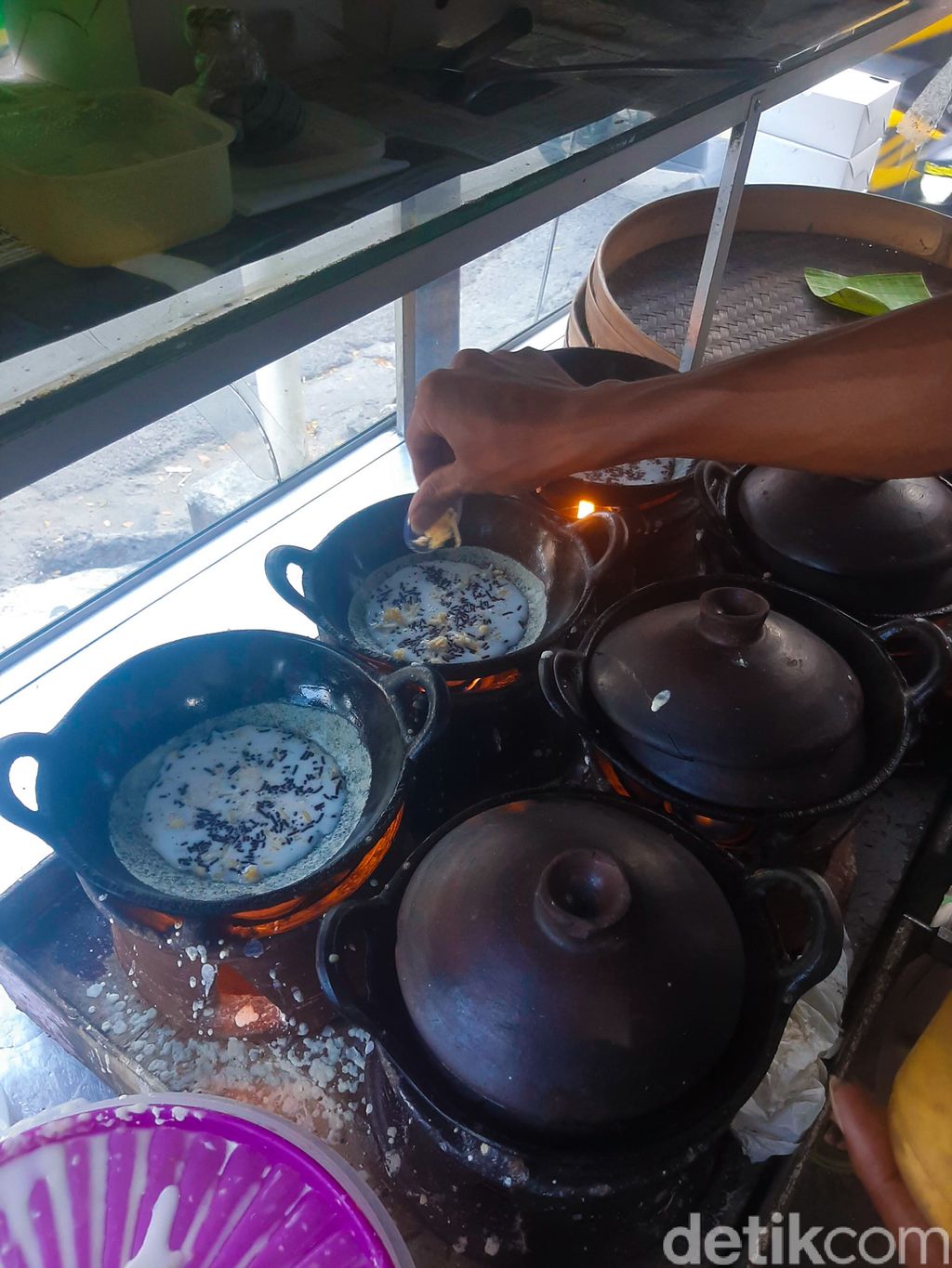 Jajanan Pilihan DetikFood di Stasiun Pondok Cina. Ada Serabi Solo, Street Food Korea, dan Lumpia Basah Rp 10 Ribuan.