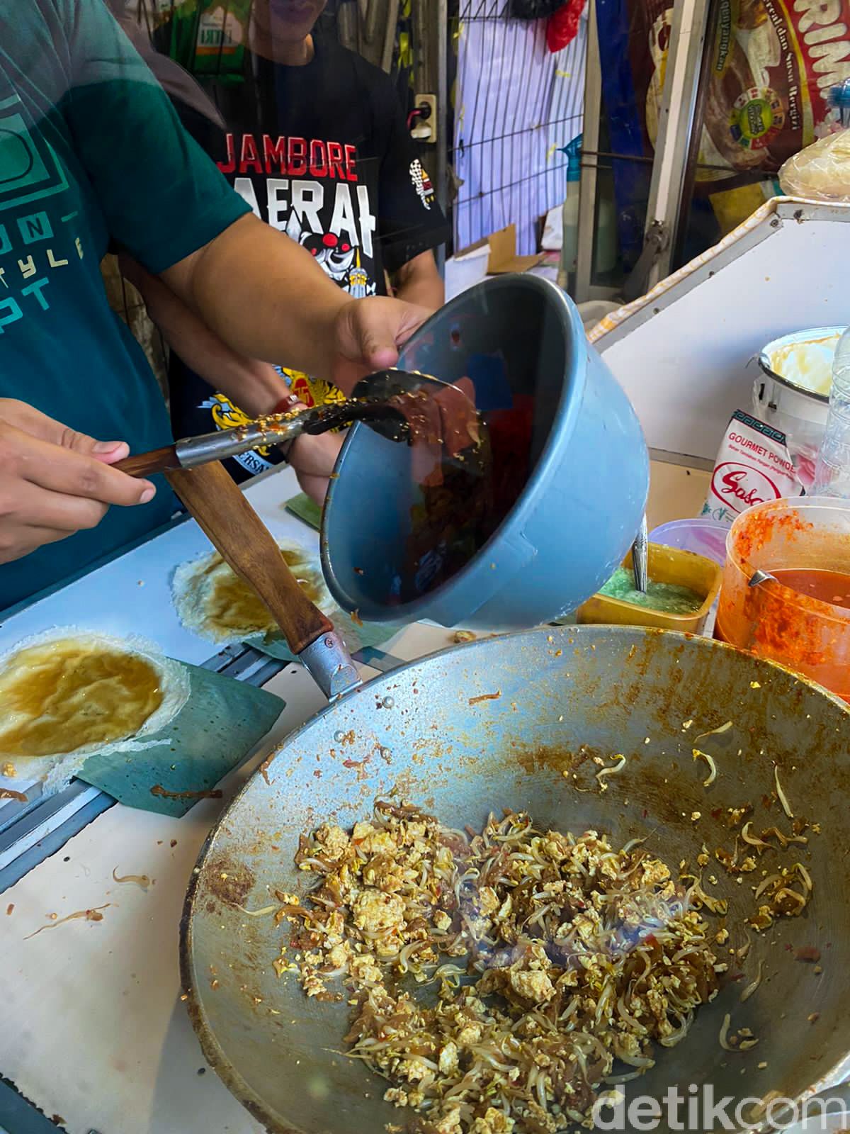 Jajanan Pilihan DetikFood di Stasiun Pondok Cina. Ada Serabi Solo, Street Food Korea, dan Lumpia Basah Rp 10 Ribuan.
