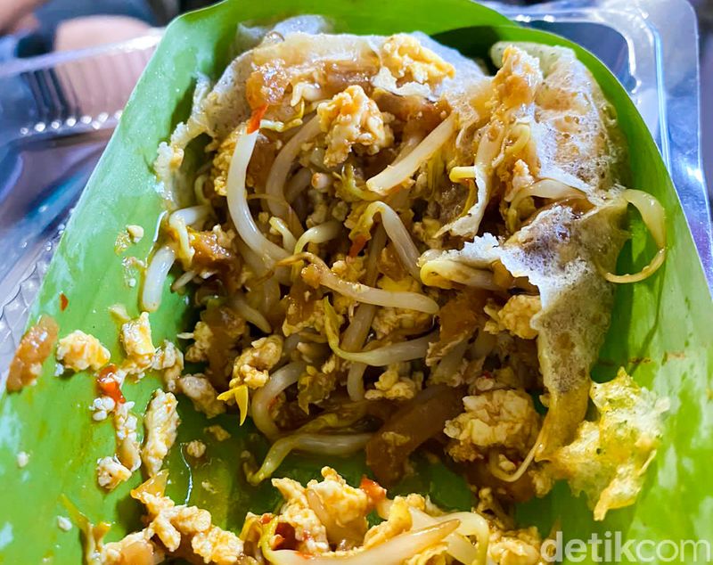 Jajanan Pilihan DetikFood di Stasiun Pondok Cina. Ada Serabi Solo, Street Food Korea, dan Lumpia Basah Rp 10 Ribuan.