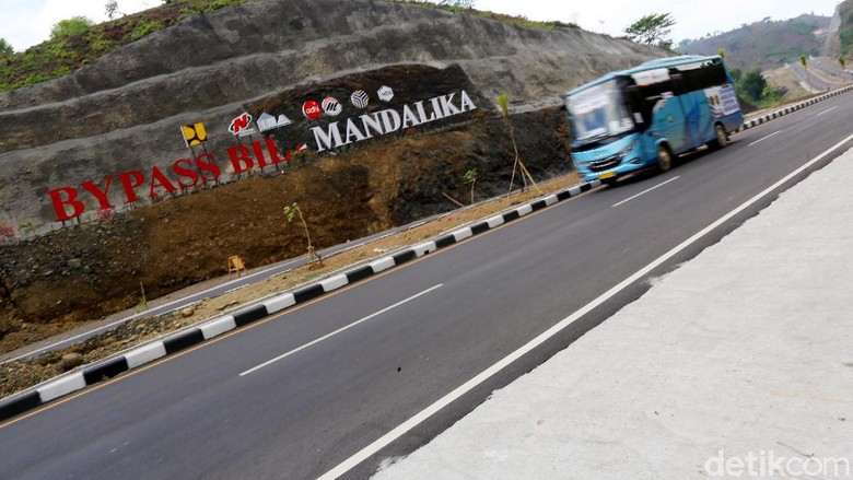 Jalan By Pass Mandalika ini dibangun langsung oleh Kemen PUPR guna memangkas waktu hingga 1 jam dari BIL menuju ke area Sirkuit Mandalika, Kuta, Lombok.
