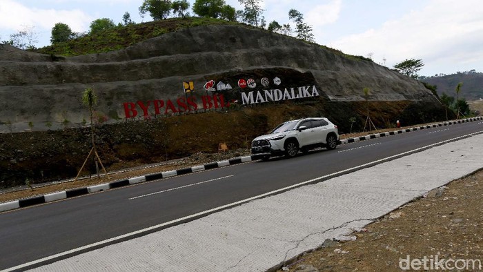 Jalan By Pass Mandalika ini dibangun langsung oleh Kemen PUPR guna memangkas waktu hingga 1 jam dari BIL menuju ke area Sirkuit Mandalika, Kuta, Lombok.