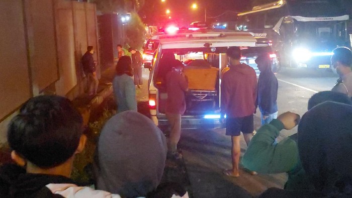Jenazah korban kecelakaan Nagreg, Garut, Salsabila tiba di rumah duka di Cilacap, Jawa Tengah.