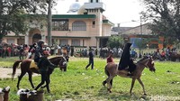 Selain anak-anak, ada juga orang dewasa yang menggemari wisata naik kuda di sini. Kebanyakan perempuan. Katanya, sambil ngasuh anak, sambil nostalgia masa lalu. (Sol Lamer/detikcom)