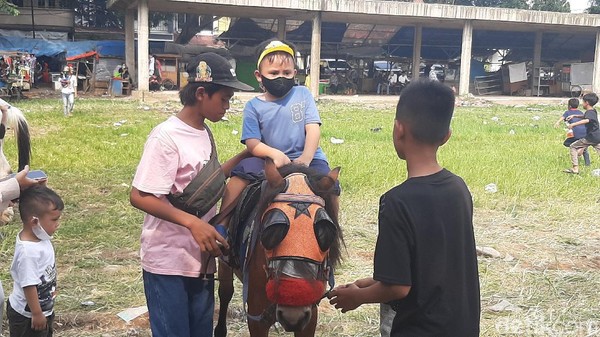 Wisata naik kuda di kawasan alun-alun Empang Bogor ini memang sudah ada sejak lama. Kawasan ini selalu ramai ketika masa liburan tiba. (Sol Lamer/detikcom)