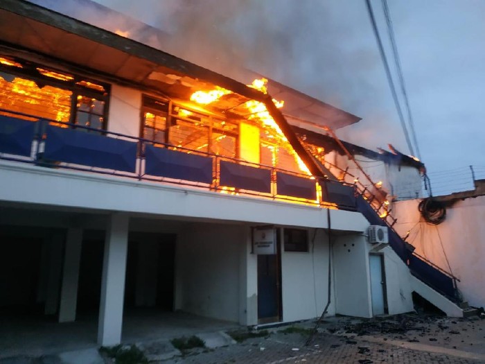 Kebakaran terjadi di gedung Universitas PGRI Adi Buana (UNIPA) Ngagel Surabaya. Dua orang menjadi korban luka dalam kejadian ini.