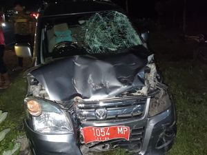 Mobil Dinas di Probolinggo Tabrak Motor, 2 Pemotor Dilarikan ke RS