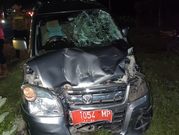 Mobil dinas Disperindag Pemkab Probolinggo menabrak motor di jalur pantura. Dua pemotor yang berboncengan dilarikan ke rumah sakit.