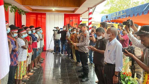 KKB kelompok Kampung Ambaidiru, Distrik Kosiwo, Kepulauan Yapen, Papua menyerahkan diri.