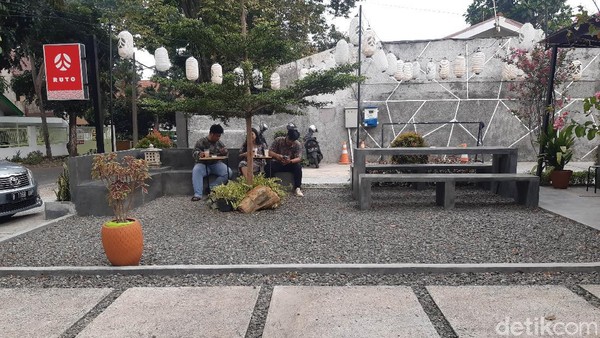 Alamat Ruto Coffee berada di daerah Jl. Puter No.006, RT.03/RW.06, Tanah Sareal, Kec. Tanah Sereal, Kota Bogor, Jawa Barat 16161. Jam Operasionalnya mulai pukul 09.00 hingga 20.00 WIB setiap hari. (dok. Instagram @frameofjndrl)