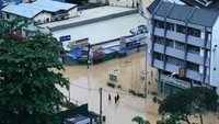 Di kawasan Kuala Lumpur, Malaysia, banjir tampak merendam Jalan Thamboosamy pada Minggu (19/12/2021). Mengutip Antara, selain Kuala Lumpur, banjir juga merendam kawasan Selangor dan Putrajaya. ANTARA Foto/Agus Setiawan.