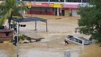 Sementara itu, hujan yang mengguyur beberapa wilayah Malaysia, termasuk Kuala Lumpur, sejak beberapa waktu terakhir disinyalir menjadi penyebab banjir di kawasan tersebut. Selain merendam rumah, tak sedikit kendaraan milik warga juga itu terendam banjir.