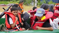 Sementara itu, Pusat Hidrografi Nasional memposting peringatan di Twitter terkait angin kencang dan hujan lebat di pantai barat Malaysia dan Selat Malaka karena depresi tropis. Departemen Irigasi dan Drainase (DID) pun sempat melaporkan di laman resminya bahwa pada Sabtu (19/12) malam waktu setempat, ketinggian air di beberapa sungai di Selangor, Pahang dan Kelantan telah mencapai titik bahaya.