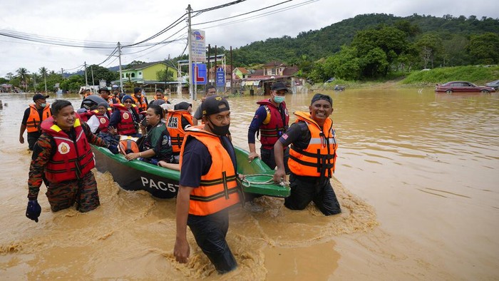Banjir merendam sejumlah kawasan di Malaysia. Akibatnya, ribuan warga dievakuasi dan mengungsi ke tempat yang lebih aman.