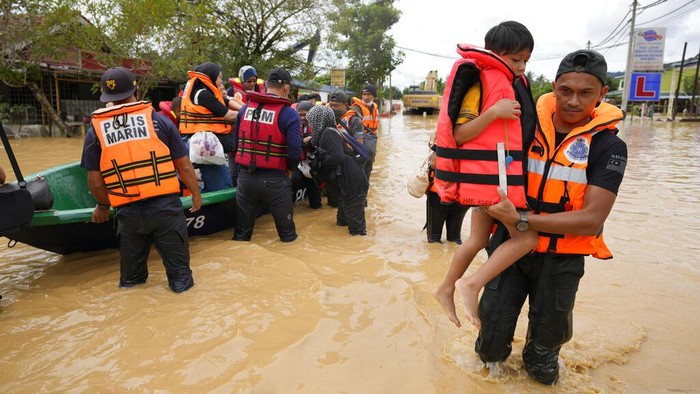 Malaysia Dikepung Banjir, Ribuan Warga Mengungsi Banjir merendam sejumlah kawasan di Malaysia. Akibatnya, ribuan warga dievakuasi dan mengungsi ke tempat yang lebih aman.
