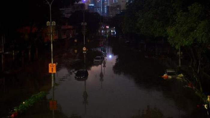 A general view shows cars in flood water caused by heavy rain in Kuala Lumpur early on December 19, 2021. (Photo by Arif Kartono / AFP)