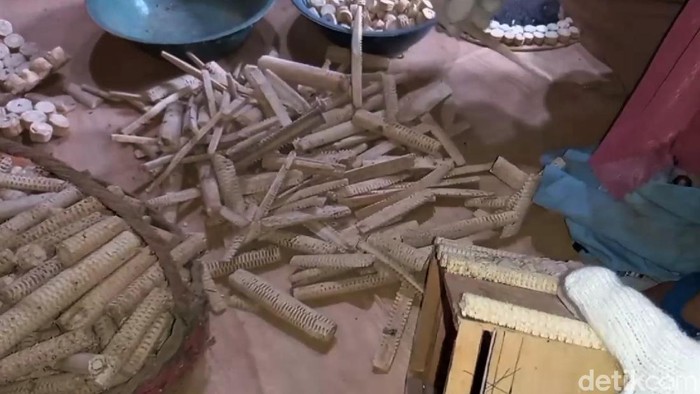 Mantap! Difabel di Rembang Mendulang Untung Lewat Limbah Jagung Limbah jagung dapat hasilkan cuan yang cukup menjanjikan lho. Di tangan Saswati Ningrum (40) limbah ini disulap jadi produk kesenian bernilai ekonomi tinggi.