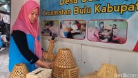 Berhasil membuat kotak tisu dan menarik pembeli, kemudian ia mulai berkreasi membuat tempat lampu hias, miniatur, dan berbagai macam barang lainnya yang memiliki nilai fungsi pakai.