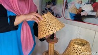 Produk kesenian yang dibuatnya ini dijual dengan harga yang bervariasi, mulai dari Rp 50 ribu hingga ratusan ribu rupiah. Kini, produk ciptaan yang bermula dari kegelisahannya itu, mampu mendatangkan pundi-pundi keuntungan tersendiri baginya.